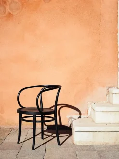 209 Armstol, sort fra Thonet