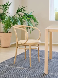 209 Armstol, sort fra Thonet