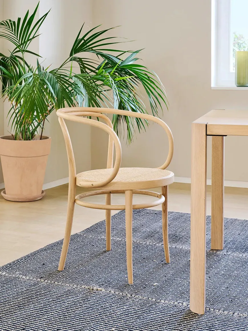 209 Armstol, sort fra Thonet