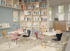 3130 Grand Prix Barnestol, midnight blue fra Fritz Hansen