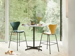 3177 Junior Højstol, farvet ask af Arne Jacobsen