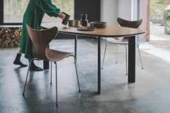 3108 Liljen stol i valnød af Arne Jacobsen