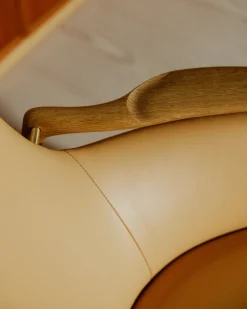 53 Lænestol, eg klar olie af Finn Juhl