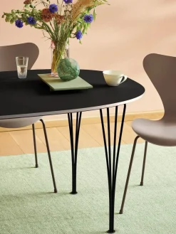 3107 Serie 7 stol i farvet ask af Arne Jacobsen