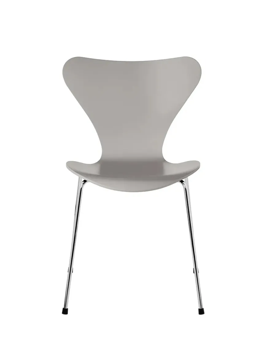 3107 Serie 7 stol lakeret af Arne Jacobsen