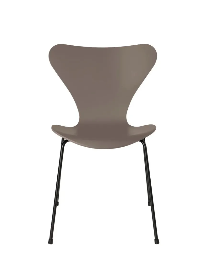 3107 Serie 7 stol lakeret af Arne Jacobsen