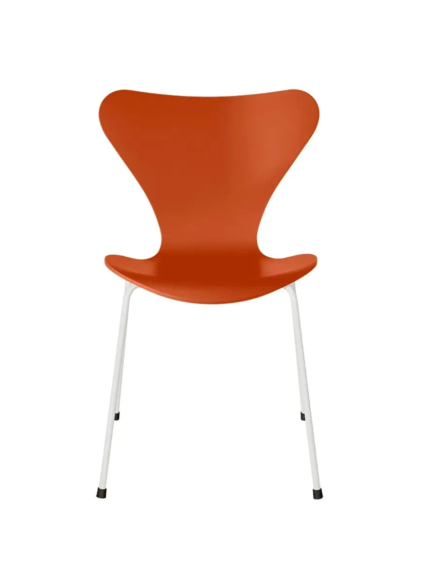 3107 Serie 7 stol lakeret af Arne Jacobsen