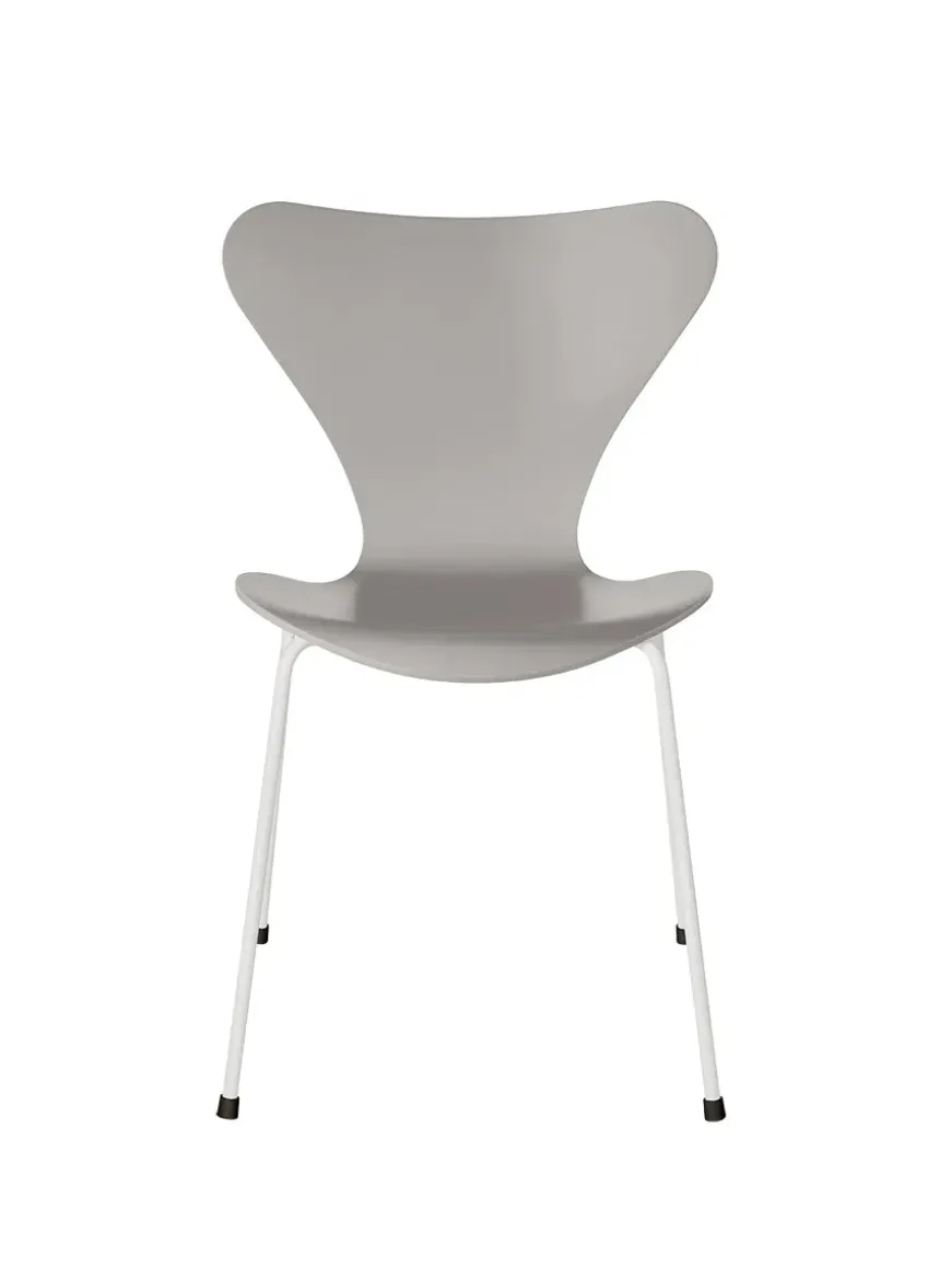 3107 Serie 7 stol lakeret af Arne Jacobsen