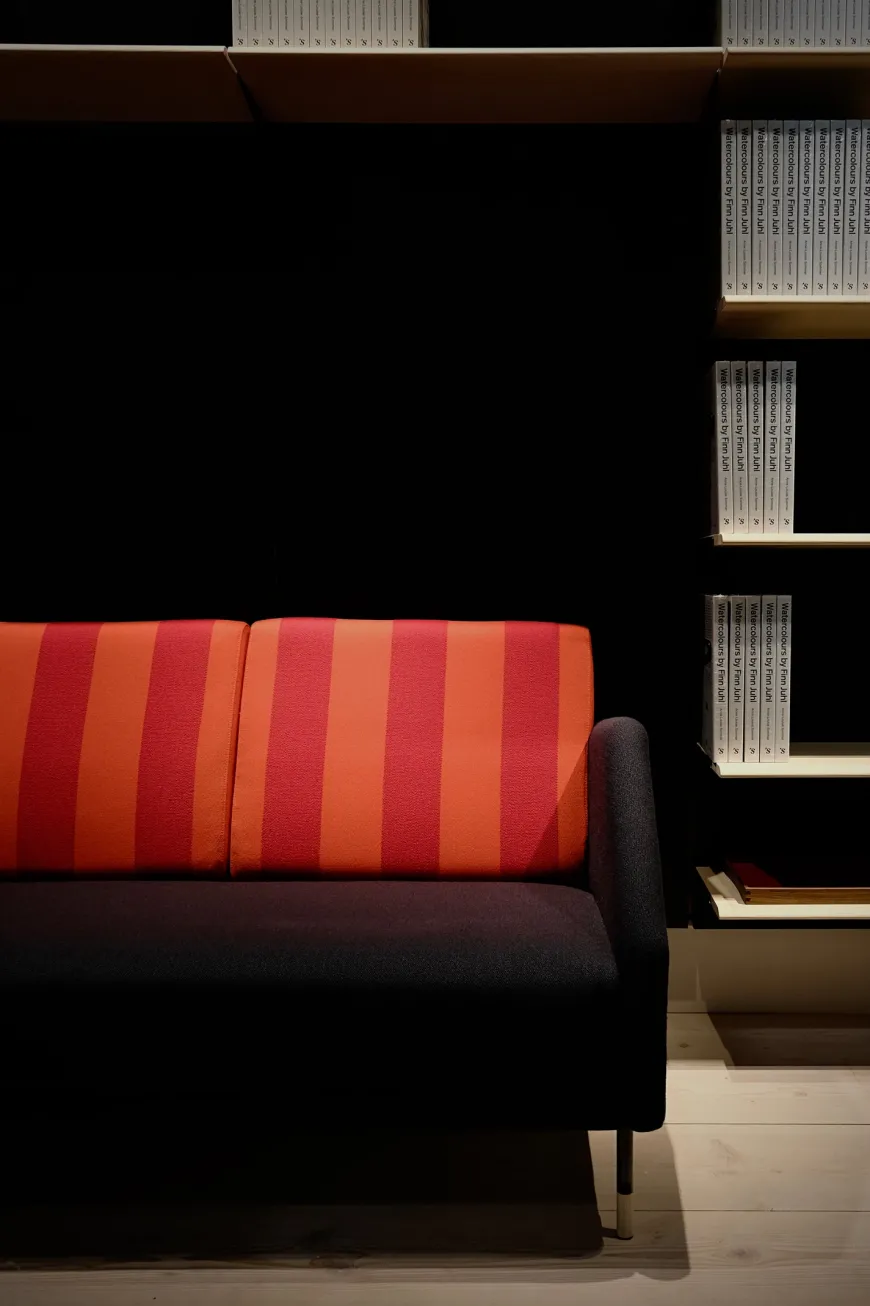 77 Sofa, valnød af Finn Juhl