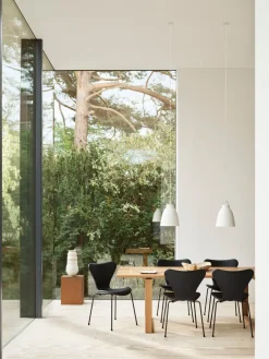 3107 stol, fuldpolstret Essential læder lava/sort stel af Arne Jacobsen