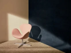 3320 Svanen i læder af Arne Jacobsen