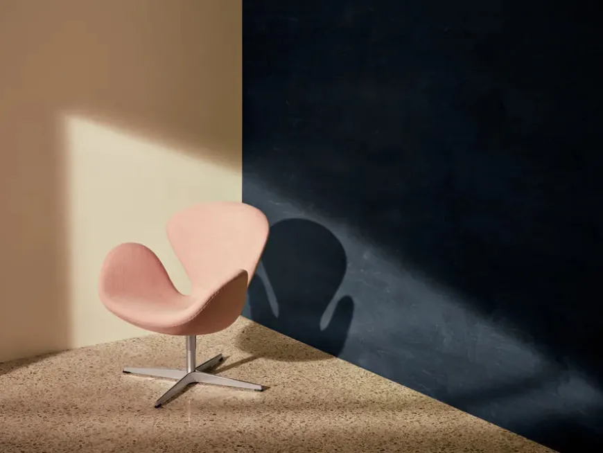 3320 Svanen i læder af Arne Jacobsen