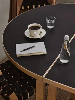 Aalto Table Half-Round fra Artek