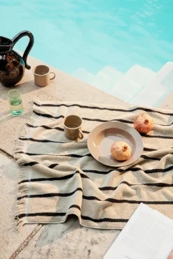 Alee Bath Towel, sand/black fra Ferm Living