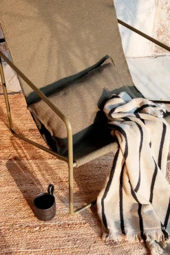 Alee Bath Towel, sand/black fra Ferm Living