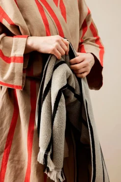 Alee Bath Towel, sand/black fra Ferm Living