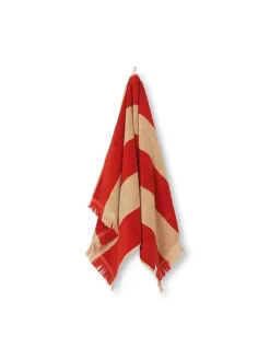 Alee Beach Towel, light camel/red fra Ferm Living