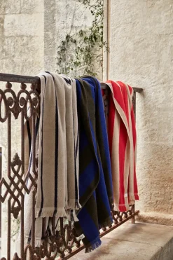 Alee Beach Towel, sand/black fra Ferm Living