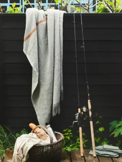 Alrø Plaid, grey navy fra Silkeborg Uldspinderi