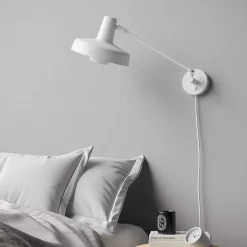 Arigato kort væglampe fra Grupa