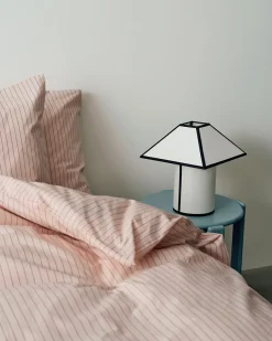 Ava Pyramid Table Lamp fra Hay