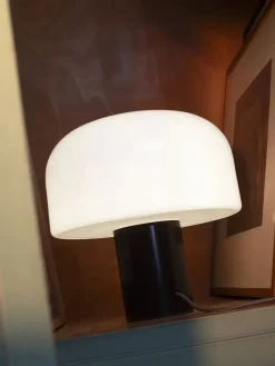 Bellhop Glass Table Lamp fra Flos