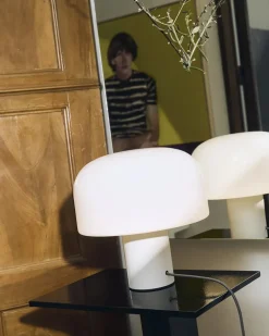 Bellhop Glass Table Lamp fra Flos