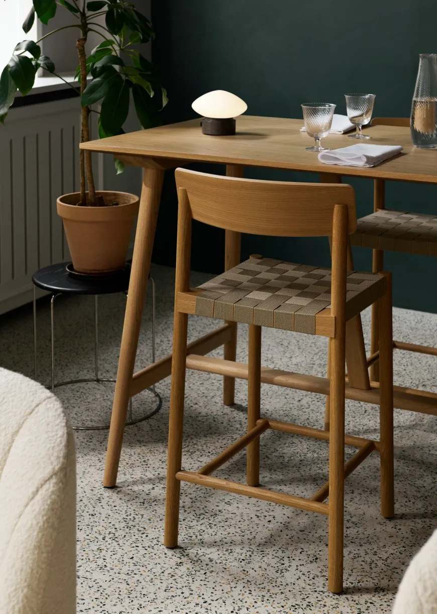 Betty TK12 counter barstol fra &Tradition