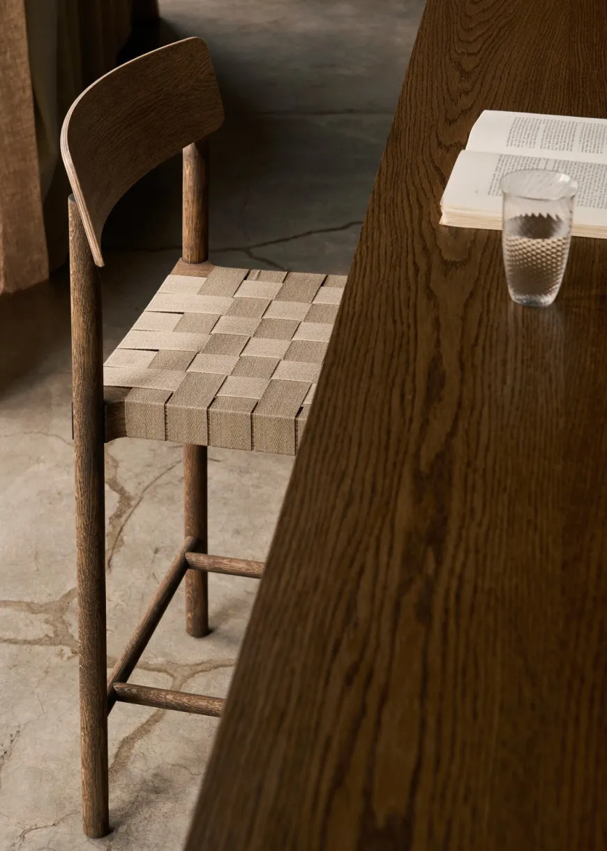 Betty TK12 counter barstol fra &Tradition