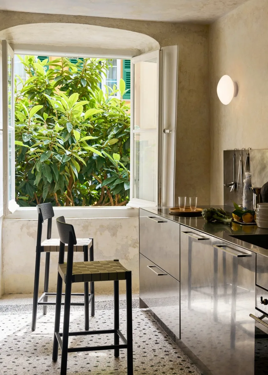 Betty TK12 counter barstol fra &Tradition