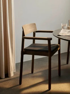 Betty TK11 Spisebordsstol, eg/cognac læder fra &Tradition