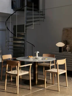 Betty TK11 Spisebordsstol, eg/cognac læder fra &Tradition