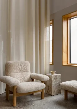 Brasilia Lounge Chair, Natural Oak Sheepskin Nature fra Audo Copenhagen