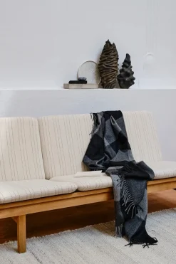 Caracas Plaid, black fra Silkeborg Uldspinderi