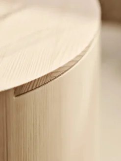 CM210 Taburet, fyrretræ af Cecilie Manz