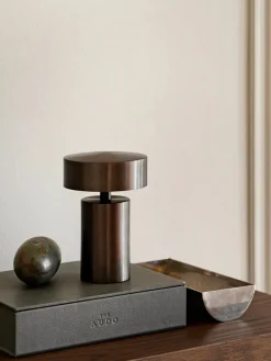 Column Portable Lampe, bronze fra Audo Copenhagen