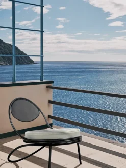 Copacabana Lounge Chair, black semi matt fra GUBI