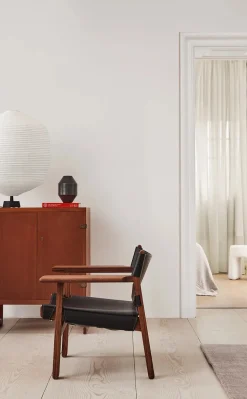 Den Spanske Stol i mørkebrun læder, eg olie af Børge Mogensen