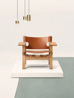 Den Spanske Stol i mørkebrun læder, eg sæbe af Børge Mogensen