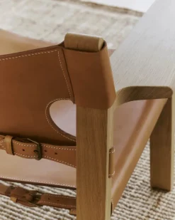 Den Spanske Stol i mørkebrun læder, valnød olie af Børge Mogensen