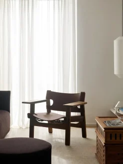 Den Spanske Stol i sort læder, eg olie af Børge Mogensen