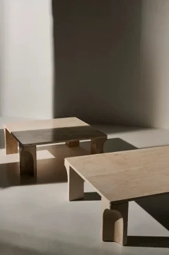 Doric Coffee Table 80 x 80 cm, Neutral White Travertine fra GUBI