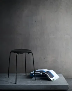 Dot skammel, sort af Arne Jacobsen