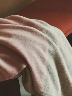 Drejø Plaid, camel fra Silkeborg Uldspinderi