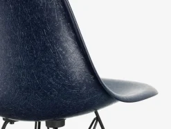 Eames Fiberglass Chair DSR, sortlakeret fra Vitra