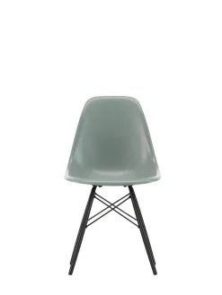 Eames Fiberglass Chair DSW, sortlakeret ahorn fra Vitra