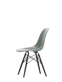 Eames Fiberglass Chair DSW, sortlakeret ahorn fra Vitra