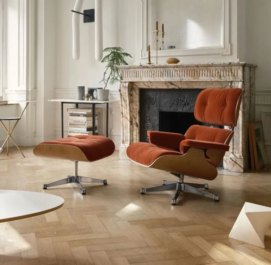 Eames Lounge Chair, kirsebær, calma brandy inkl. Fodskammel fra Vitra