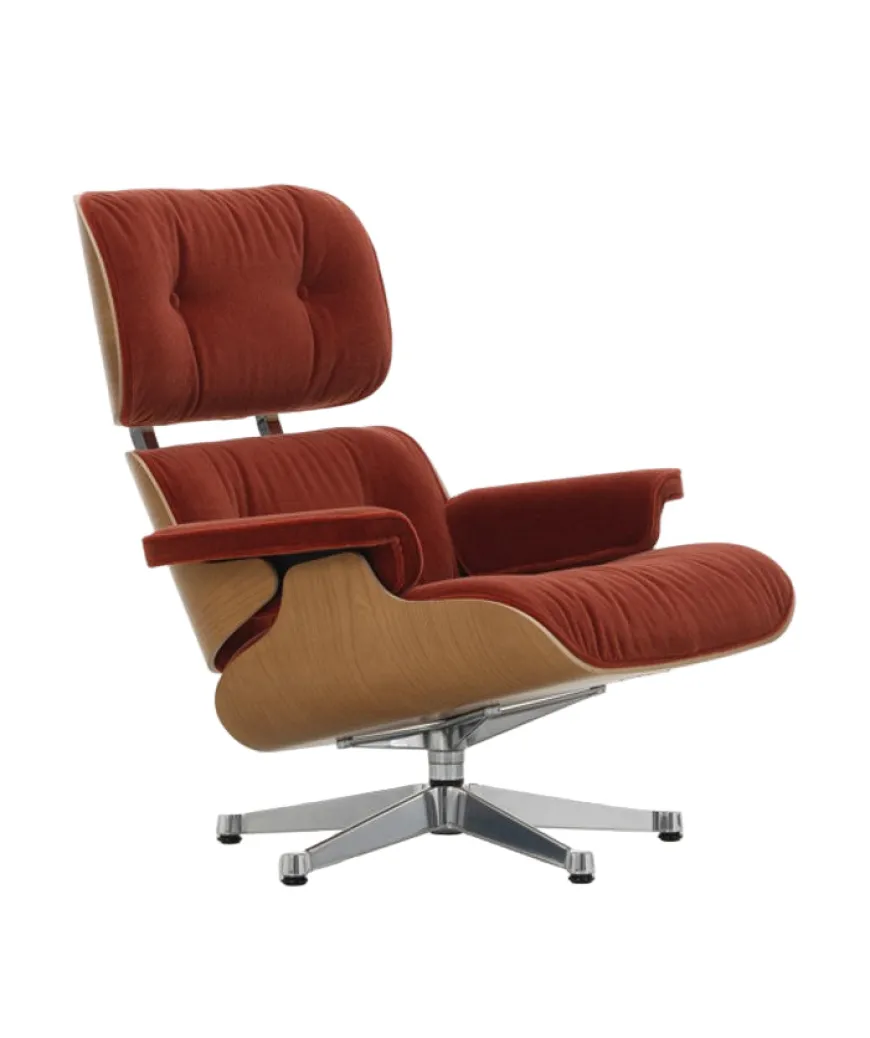 Eames Lounge Chair, kirsebær, calma brandy inkl. Fodskammel fra Vitra