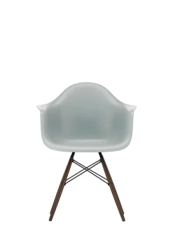 Eames Plastic Armchair DAW, mørkbejdset ahorntræ fra Vitra